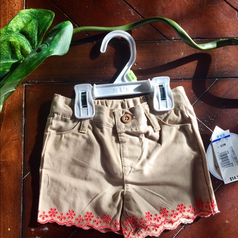 NWT Infants girls shorts 0/3m in tan